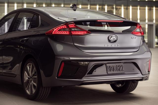 Hyundai vừa mở đợt triệu hồi lại h&agrave;ng vạn xe Ioniq.