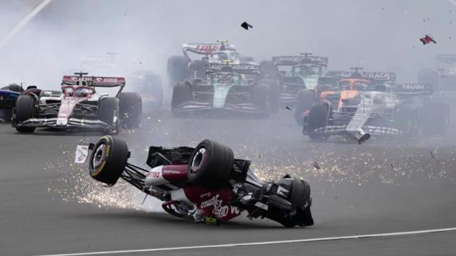 Vụ tai nạn xảy ra tại chặng đua GP Anh, khi xe của Guanyu Zhou(đội đua Alfa Romeo) xuất ph&aacute;t ở vị tr&iacute; thứ 8 đ&atilde; xảy ra va chạm với xe của tay đua George Russell của đội đua Mercedes xuất ph&aacute;t ở vị tr&iacute; thứ 9. &nbsp;