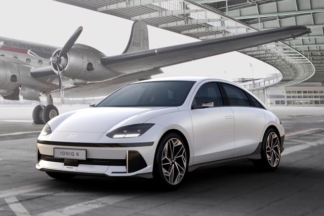 Hyundai chính thức ra mắt sedan điện đầu tiên, đối đầu với Tesla - Ảnh 4