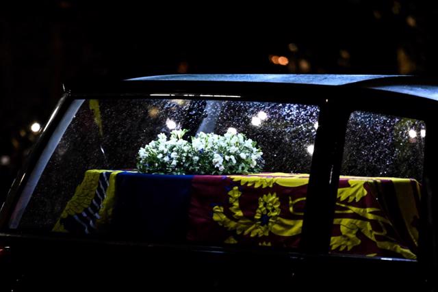 Những điều chưa biết về chiếc xe tang đặc biệt của Nữ hoàng Elizabeth II - Ảnh 2