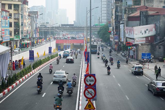 Vỉa hè đường Lê Văn Lương, Tố Hữu được cắt xén để mở rộng đường và nút giao thông. Sau khi thông xe, nút giao sẽ có tổng cộng 10 làn xe, thay vì 8 làn xe như trước đây. Ảnh: Lê Vũ