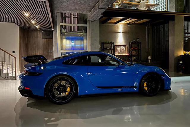 Mức giá mà nhà phân phối Porsche ở Việt Nam đưa ra đối với Porsche 911 GT3 2022 bản tiêu chuẩn là 12,65 tỷ đồng. Riêng chiếc 911 GT3 của Cường “Đô la” được “đồn đoán” sau khi ra biển số lên tới gần 22 tỷ đồng.