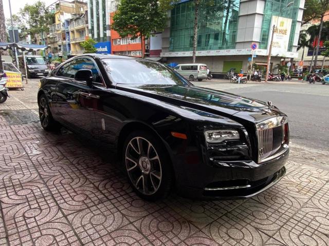 Mặc dù không phải “fan ruột” của Rolls-Royce nhưng doanh nhân 40 tuổi Nguyễn Quốc Cường vẫn sở hữu một số mẫu xe sang đến từ Vương Quốc Anh. Trong đó, phải kể đến chiếc Rolls-Royce Wraith Series II được chia sẻ trên trang cá nhân hồi tháng 10/2020.