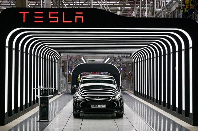 H&igrave;nh ảnh những chiếc xe Model Y trong lễ khai trương Tesla Gigafactory mới d&agrave;nh cho &ocirc; t&ocirc; điện ở Gruenheide, Đức, ng&agrave;y 22 th&aacute;ng 3 năm 2022. Ảnh: Reuters.