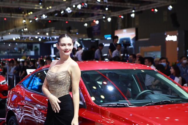 Dàn hoa hậu, mẫu Tây xuất hiện tại Vietnam Motor Show 2022 - Ảnh 2