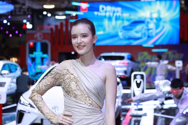 Dàn hoa hậu, mẫu Tây xuất hiện tại Vietnam Motor Show 2022 - Ảnh 3