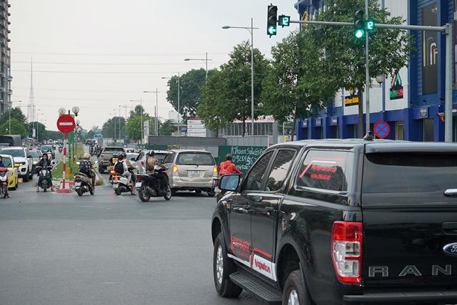 Tình trạng ùn tắc giao thông thường xuyên diễn ra, đặc biệt tại vị trí “lô cốt” ngay sát nút giao thông.