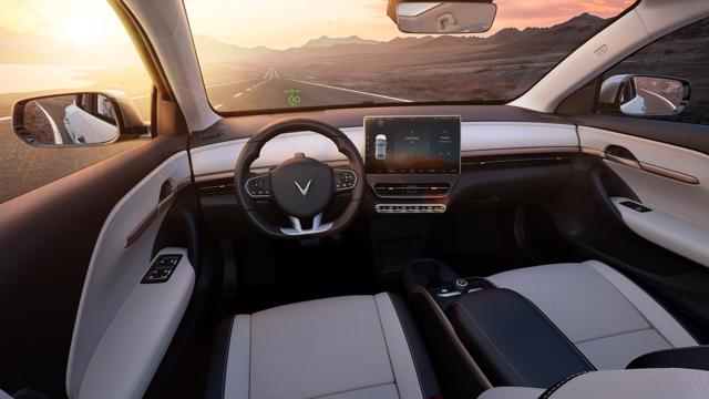 VinFast lần đầu tiên hé lộ chi tiết thiết kế VF 6 VÀ VF 7 tại Los Angeles Auto Show 2022 - Ảnh 5