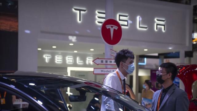 Tesla đang đối mặt với vấn đề sụt giảm gi&aacute; trị cổ phiếu mạnh.