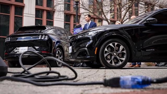 Xe điện chỉ thay thế lượng xăng tiêu thụ tương đương trong… 2 ngày của thập kỷ qua ở Mỹ - Ảnh 1
