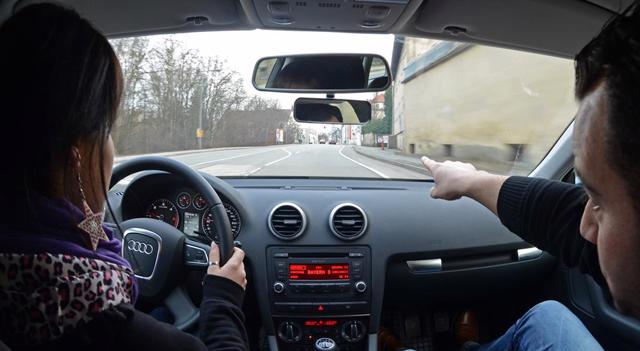 Người dân tại Đức có thể mất nhiều giờ học lái với giảng viên. Ảnh: DW