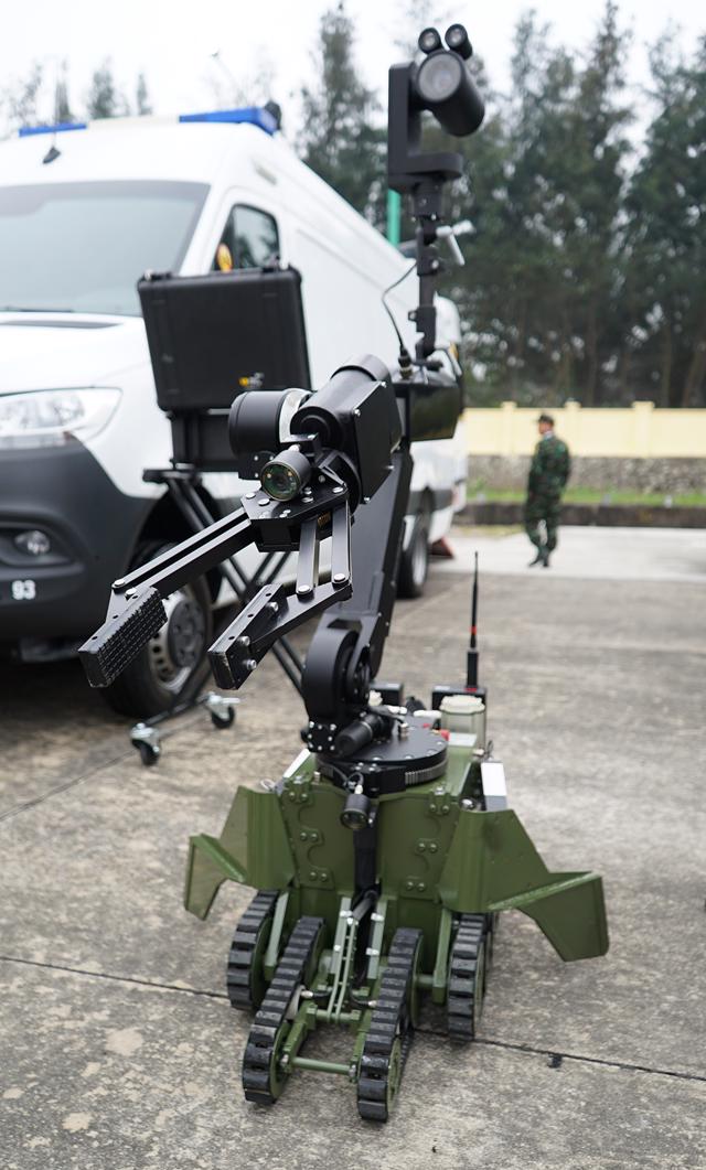 Robot chống khủng bố có nhiệm vụ dò, xử lý bom, mìn, vật liệu nổ; phạm vi truyền tín hiệu 800m, sức nâng tối đa 15kg.