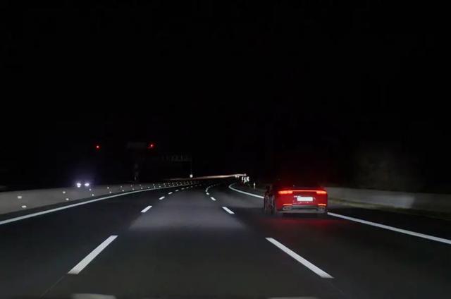 H&igrave;nh ảnh m&igrave;nh hoạ về c&ocirc;ng nghệ đ&egrave;n pha LED ma trận mới của Porsche tr&ecirc;n đường cao tốc.
