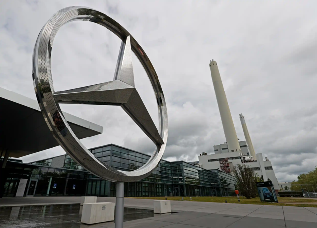 Biểu tượng ng&ocirc;i sao ba c&aacute;nh của Mercedes được trưng b&agrave;y tại nh&agrave; m&aacute;y Sindelfingen khổng lồ b&ecirc;n ngo&agrave;i Stuttgart. Ảnh: EPA.