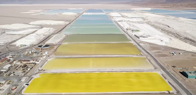Bể nước muối tại một mỏ lithium Albemarle ở v&ugrave;ng Antofagasta của Chile. Ảnh: Bloomberg.