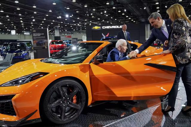 Tổng thống Joe Biden đến thăm Triển l&atilde;m &ocirc; t&ocirc; Detroit để giới thiệu hoạt động sản xuất xe điện của Mỹ. Một thập kỷ sau khi Tesla Model S ra mắt, sự cạnh tranh tr&ecirc;n thị trường EV đ&atilde; s&ocirc;i động hơn.