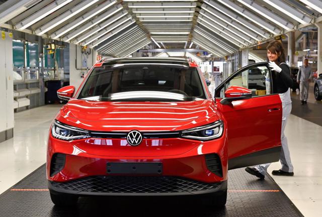 Doanh số b&aacute;n xe điện của Volkswagen đ&atilde; tăng 26% trong năm ngo&aacute;i.
