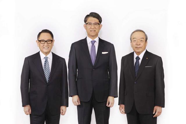 Chủ tịch Tập đo&agrave;n &ocirc; t&ocirc; Toyota Akio Toyoda, Gi&aacute;m đốc điều h&agrave;nh Tsuneharu Sato v&agrave; Chủ tịch Takeshi Uchiyamada.
