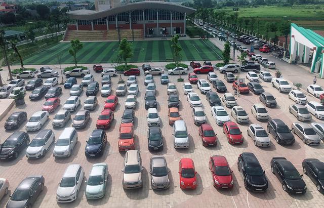 Dàn ô tô đỗ kín sân trường tại THPT Chuyên Thái Nguyên được chia sẻ trên mạng xã hội.