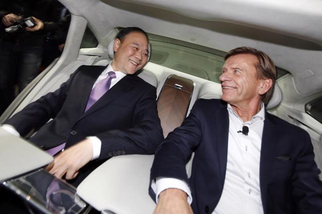 Li Shufu, chủ tịch của Zhejiang Geely Holdings (tr&aacute;i) v&agrave; Hakan Samuelsson, gi&aacute;m đốc điều h&agrave;nh của Geely Volvo Cars.