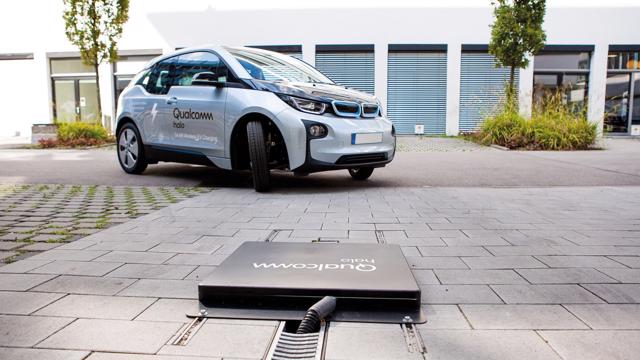 Volvo bắt đầu thử nghiệm c&ocirc;ng nghệ sạc kh&ocirc;ng d&acirc;y cho xe điện ở Gothenburg, Đức.