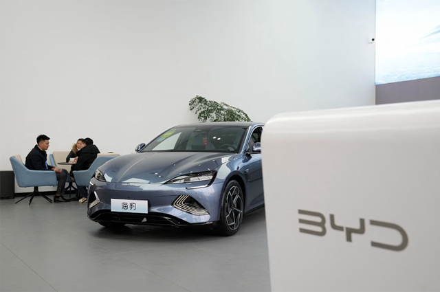 Một chiếc xe điện BYD Seal (EV) được trưng b&agrave;y tại một đại l&yacute; &ocirc; t&ocirc; ở Thượng Hải, Trung Quốc, ng&agrave;y 3 th&aacute;ng 2 năm 2023. Ảnh: REUTERS.