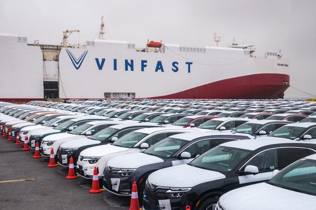 Xe điện VF8 của VinFast chuẩn bị xuất xưởng tai cảng Hải Ph&ograve;ng, Việt Nam, v&agrave;o th&aacute;ng 11 năm 2022. Ảnh: Bloomberg.