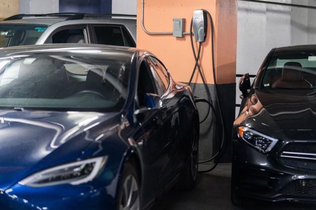 Bộ sạc xe điện Tesla tại một nh&agrave; để xe ở New York.