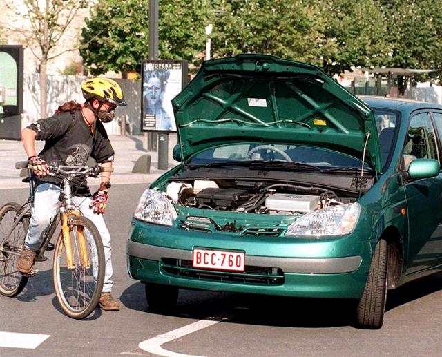 Một người đi xe đạp đang quan s&aacute;t chiếc Toyota Prius ở Nantes v&agrave;o th&aacute;ng 9 năm 1998. Nh&agrave; sản xuất &ocirc; t&ocirc; Nhật Bản đ&atilde; sớm th&agrave;nh c&ocirc;ng tr&ecirc;n thị trường xe hybrid. Ảnh: AFP.