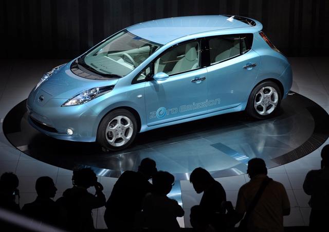 Xe điện Nissan Leaf tr&igrave;nh l&agrave;ng năm 2009. Ảnh: AFP.