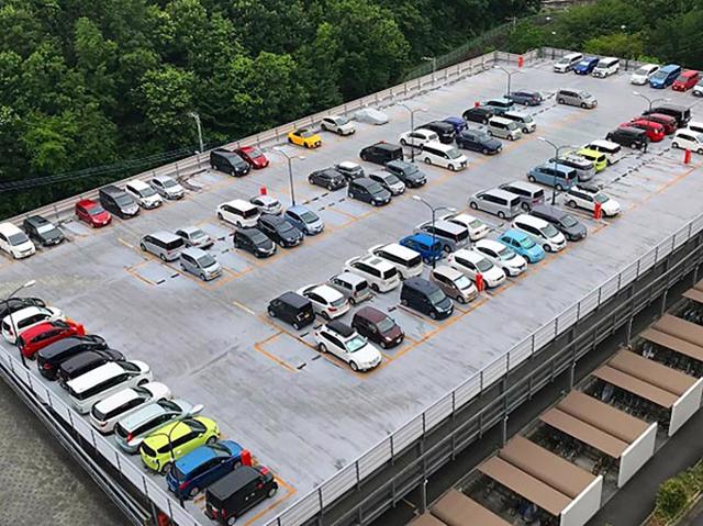 Tầng tr&ecirc;n c&ugrave;ng của một b&atilde;i đỗ xe tại Nhật Bản. Nhiều trong số n&agrave;y l&agrave; xe Kei. &nbsp;