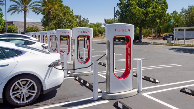Tesla quyết định mở một phần hệ thống sạc nhanh Supercharger cho các hãng xe đối thủ dùng chung.
