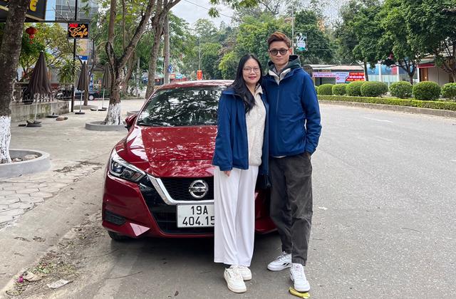 Vợ chồng Nguyễn Tuấn Linh b&ecirc;n chiếc Nissan Almera EL đời 2021.&nbsp; Ảnh: NVCC.