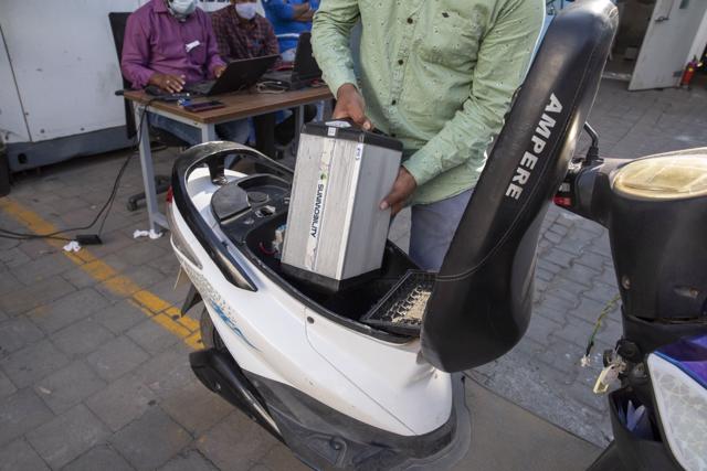 Một người l&aacute;i xe ho&aacute;n đổi pin cho chiếc xe m&aacute;y điện của m&igrave;nh tại một trạm Sun Mobility ở Bengaluru: Bloomberg.