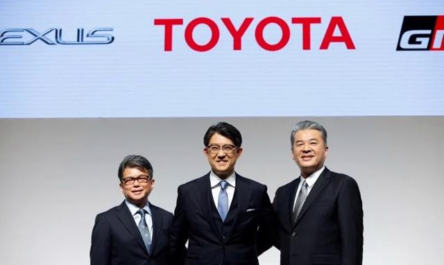 Sato v&agrave; Gi&aacute;m đốc C&ocirc;ng nghệ Hiroaki Nakajima c&ugrave;ng Gi&aacute;m đốc T&agrave;i ch&iacute;nh Yoichi Miyazaki, đ&atilde; vạch ra kế hoạch ph&aacute;t triển xe điện mới v&agrave;o cuối tuần qua khi họ c&ocirc;ng bố tầm nh&igrave;n kinh doanh mới cho Toyota. &nbsp; &nbsp;