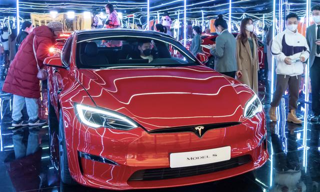 Tesla cũng b&aacute;n những chiếc xe hạng sang Model S v&agrave; Model X do Mỹ sản xuất tại Trung Quốc, nhưng ch&uacute;ng chỉ chiếm một phần rất nhỏ trong tổng doanh số b&aacute;n h&agrave;ng tại quốc gia n&agrave;y. &nbsp;