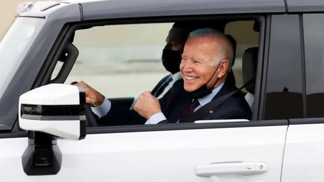 Tổng thống Mỹ Joe Biden l&aacute;i chiếc Hummer EV trong chuyến tham quan nh&agrave; m&aacute;y lắp r&aacute;p xe điện của General Motors ở Detroit, Michigan.