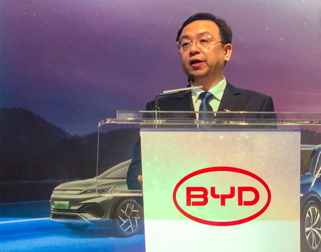 Wang Chuanfu, chủ tịch của BYD, trong cuộc họp b&aacute;o về kết quả năm 2022 của c&ocirc;ng ty tại Hong Kong v&agrave;o ng&agrave;y 29 th&aacute;ng 3 năm 2023. Ảnh: .
