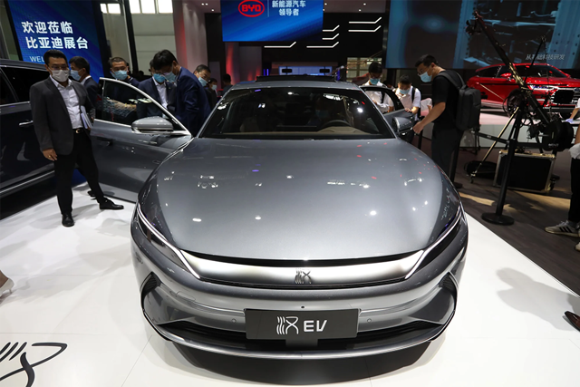 Mẫu Han EV chạy ho&agrave;n to&agrave;n bằng điện của BYD tại triển l&atilde;m thương mại Auto China 2020 ở Bắc Kinh v&agrave;o ng&agrave;y 26 th&aacute;ng 9 năm 2020. Ảnh.