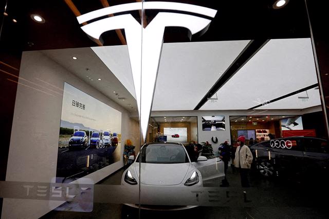 Một ph&ograve;ng trưng b&agrave;y Tesla ở Bắc Kinh, Trung Quốc. Ảnh: Reuters.