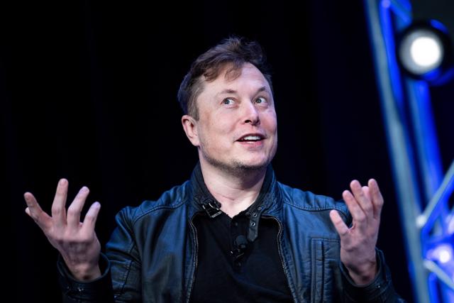 Elon Musk đang c&oacute; những quyết định "kh&aacute;c người".