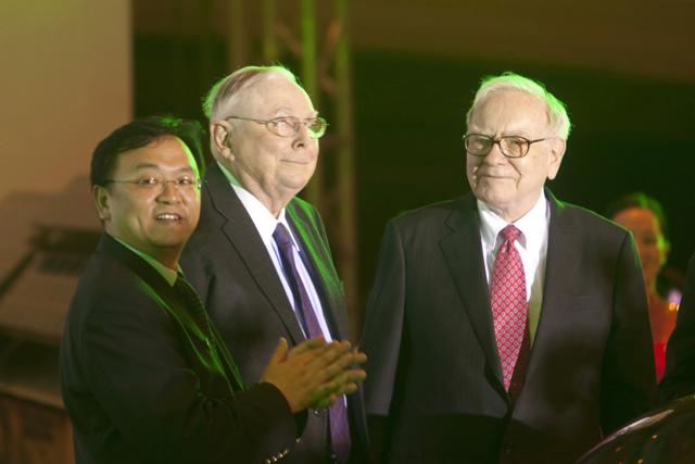Berkshire của Buffett đầu tư lần đầu v&agrave;o BYD v&agrave;o năm 2008, sau khi Munger đề nghị Buffett gặp Wang Chuanfu (ngo&agrave;i c&ugrave;ng b&ecirc;n tr&aacute;i).