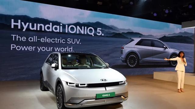 SUV chạy ho&agrave;n to&agrave;n bằng điện của Hyundai IONIQ 5&rsquo;trong buổi ra mắt tại Auto Expo 2023 ở Greater Noida, Ấn Độ. Ảnh: Getty.