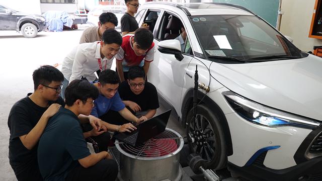 Một buổi học thực hành trên xe hybrid tại Trường Cơ khí, Đại học Bách khoa Hà Nội. Ảnh: Lê Vũ