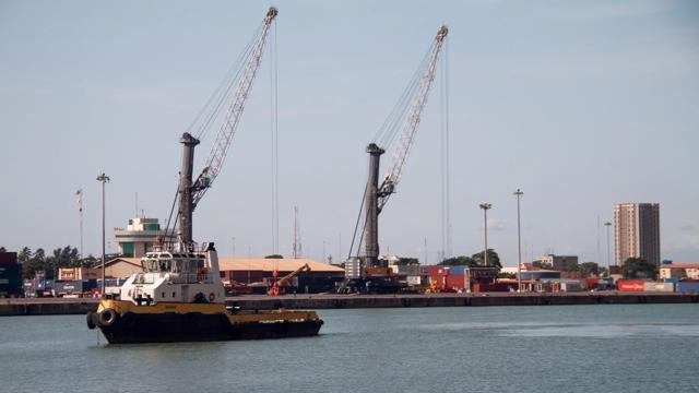 T&agrave;u tại cảng Cotonou ở B&eacute;nin, T&acirc;y Phi. &Ocirc; t&ocirc; đến đ&acirc;y từ c&aacute;c nước phương T&acirc;y, bao gồm cả Mỹ.
