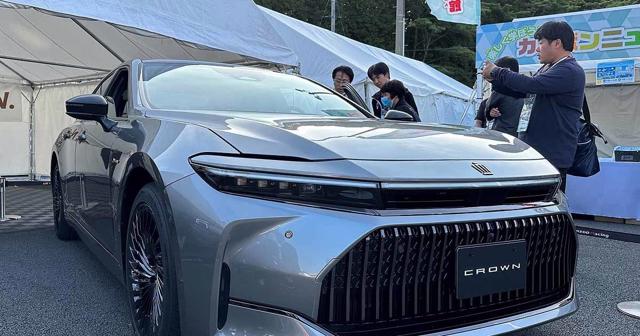 Crown sedan: Con bài thúc đẩy doanh số mới của Toyota  - Ảnh 1