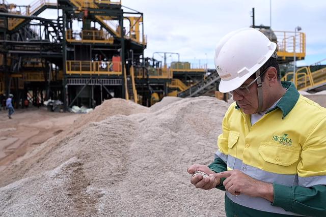 Ana Cabral-Gardner, đồng gi&aacute;m đốc điều h&agrave;nh của Sigma Lithium, c&ocirc;ng ty đang khai th&aacute;c ở Brazil, cho biết &ldquo;kh&ocirc;ng c&oacute; vốn hoặc vốn rất ngắn hạn cho đến năm 2021". Ảnh: Getty.