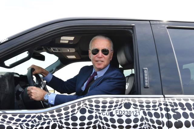 Tổng thống Joe Biden l&aacute;i mẫu xe b&aacute;n tải điện F-150 Lightning của Ford v&agrave;o th&aacute;ng 5 năm 2021. Ảnh: Getty Images.