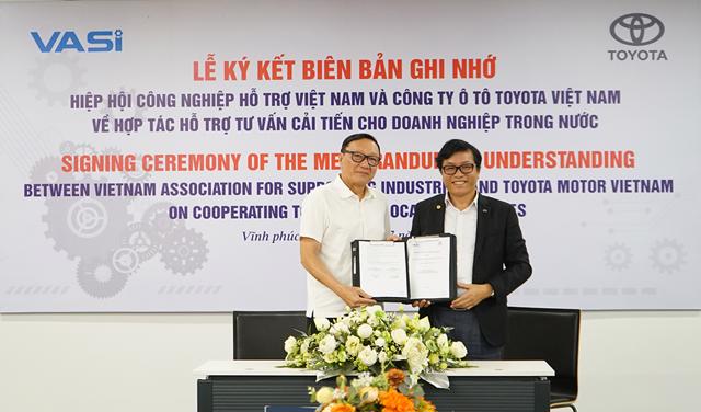 Lễ ký kết hợp tác hỗ trợ tư vấn cải tiến cho doanh nghiệp CNHT trong nước giữa VASI và TMV ngày 18/7. Ảnh: Lê Vũ