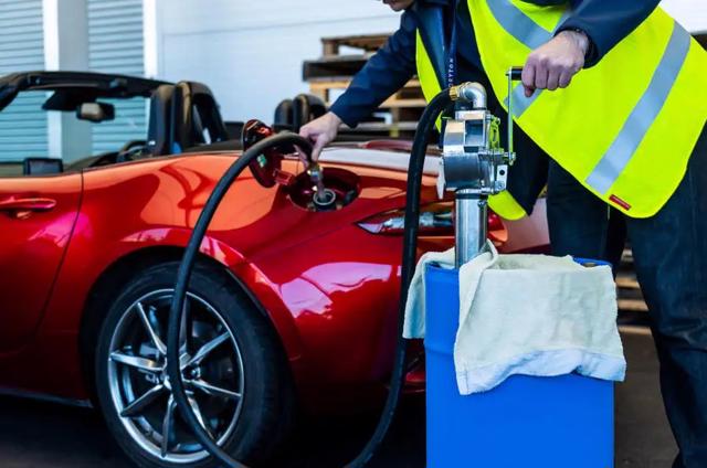Các nhà sản xuất ô tô châu Âu đặt cược tương lai với nhiên liệu điện tử - Ảnh 2